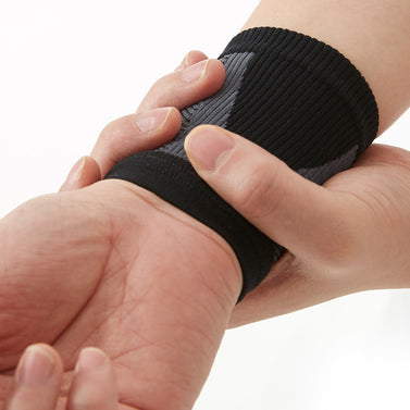 Triplicated Lining Compressive Wrist Sleeve - Excellent Warmth & Compression - Protects Weaken Muscles & Prevents Sports Injuries